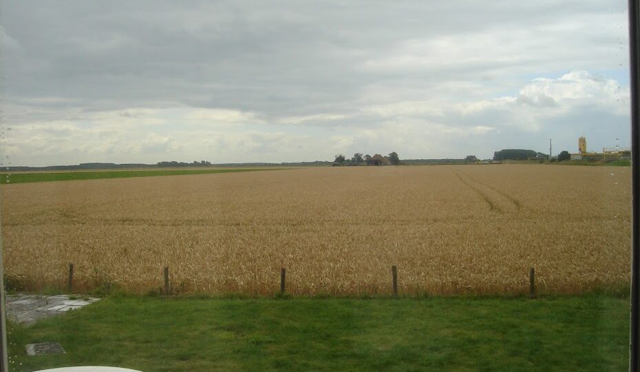 Panoramische landschappen van zeeland zijn indrukwekkend.